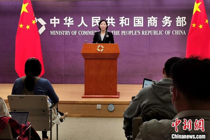 10月21日，中国商务部新闻发言人束珏婷在新闻发布会上表示，今年前三季度中国汽车市场保持了回稳向好的发展态势，各项主要指标都超过了新冠疫情前的水平。新能源汽车销量大幅增长是其中一大亮点。 <a target=